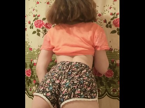 ❤️ Garota jovem e sexy tirando seus shorts da câmera Sexo de qualidade em nós ﹏